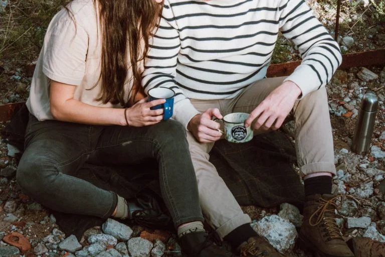 man sharing coffee with a woman, the art of a fully accountable apology